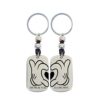 LLAVERO DOBLE PERSONALIZADO EN ZAMAK BAÑO PLATA Y CUERO. MODELO MANOS CORA
