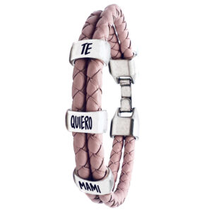 PULSERA CON NOMBRES FABRICADA CON CUERO NACIONAL Y ZAMAK BAÑO PLATA. MODELO TE QUIERO MAMI
