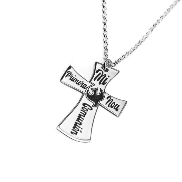 Colgante Cruz Personalizado Comunión en Plata 925 – Grabado con Nombre y “Mi Primera Comunión” – Medida 24x30mm – Joya Artesanal Hecha en España – Regalo Niña o Niño. Modelo: Cruz Comunión