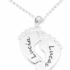 Colgante doble pies forma huella, pie personalizado en plata de ley 925 con nombres de hijos | Joya grabada para madre o abuela | Regalo Día de la Madre, cumpleaños y ocasiones especiales