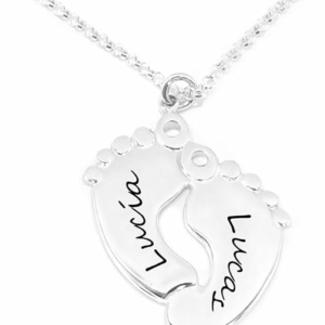 Colgante doble pies forma huella, pie personalizado en plata de ley 925 con nombres de hijos | Joya grabada para madre o abuela | Regalo Día de la Madre, cumpleaños y ocasiones especiales